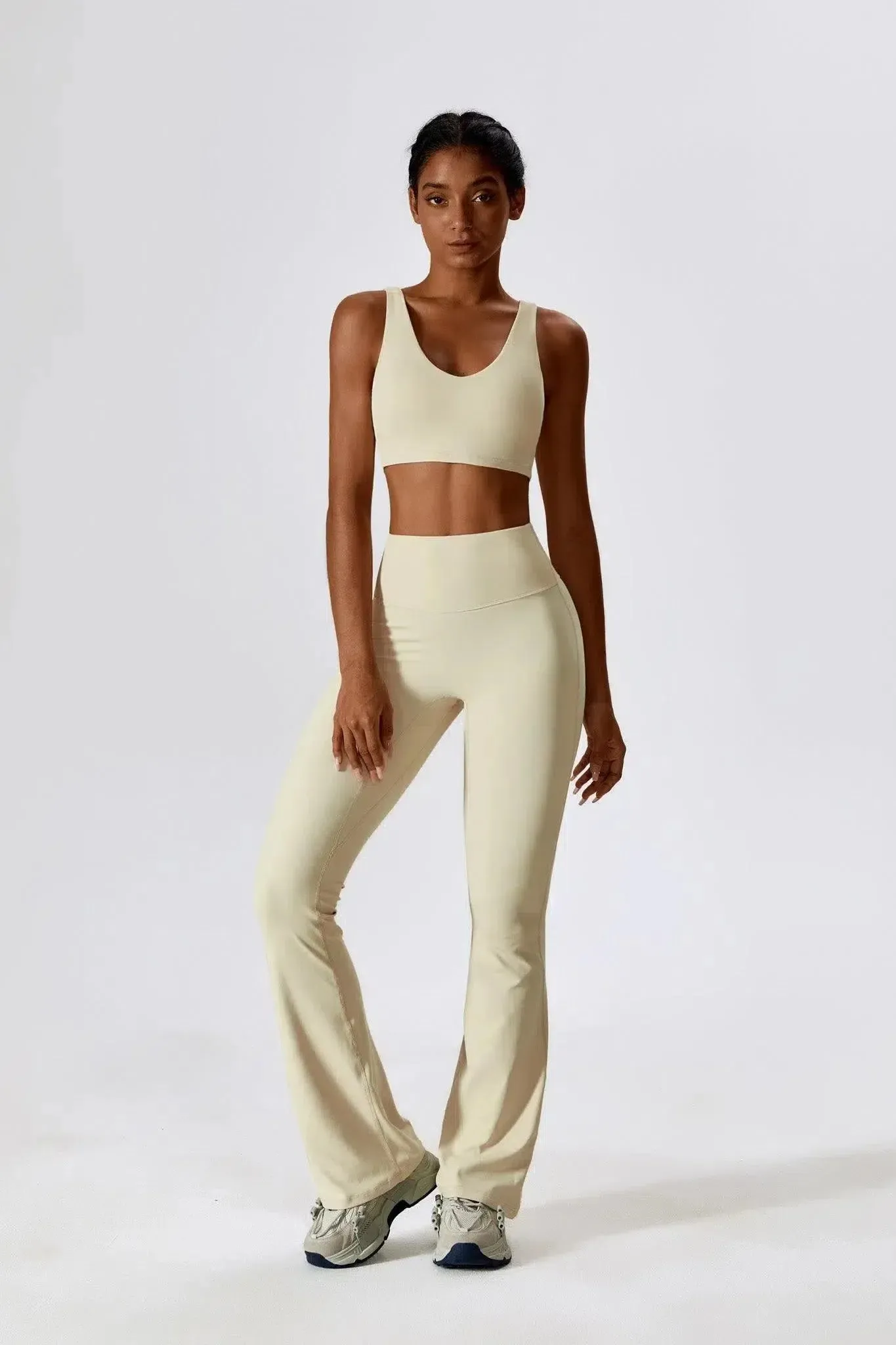Mariuccia – Scoop neckline – Sports bra & flared leggings set