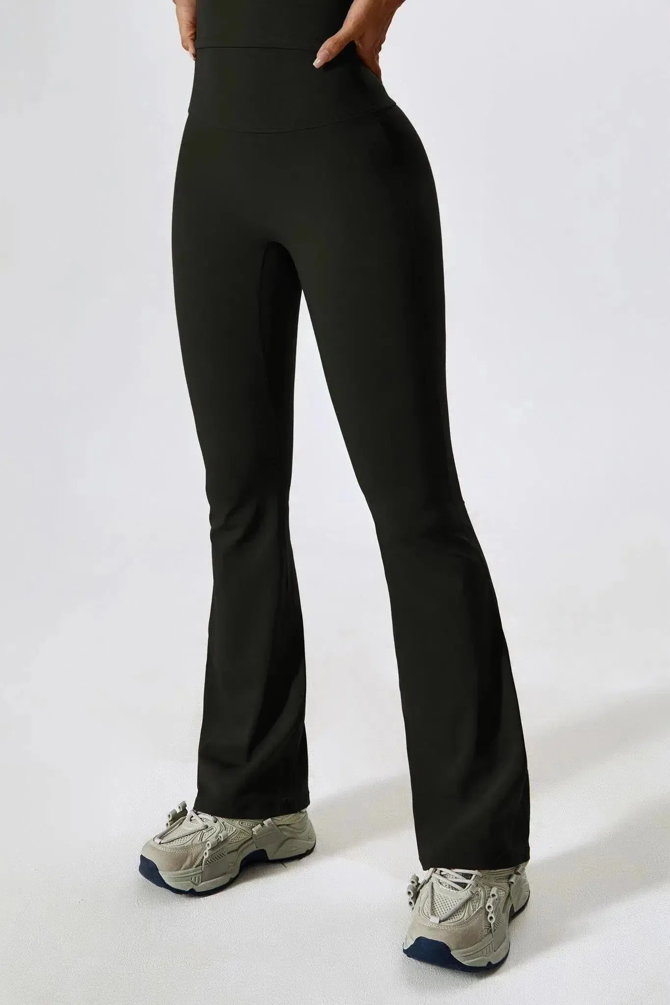 Mariuccia – Scoop neckline – Sports bra & flared leggings set