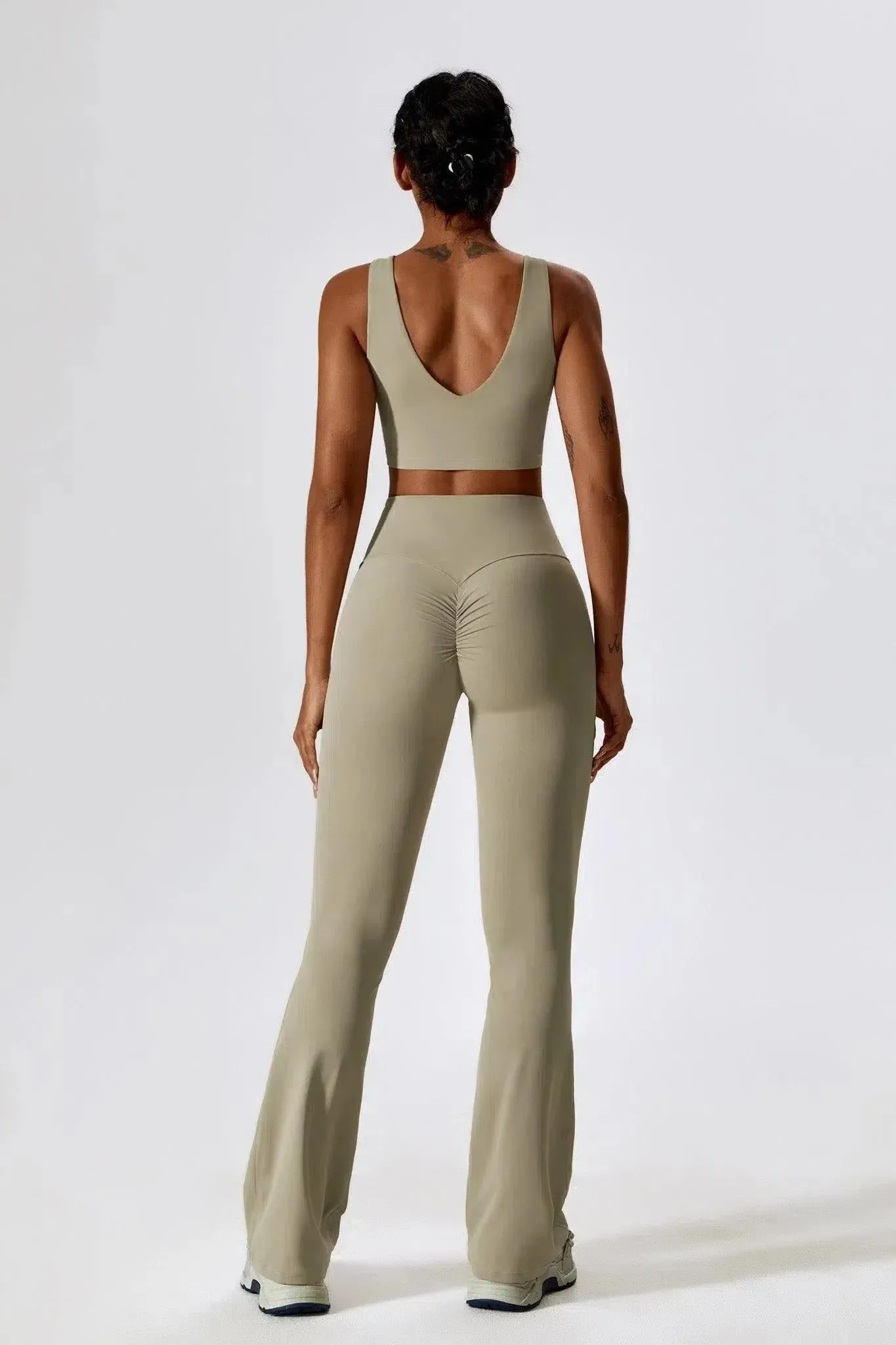 Mariuccia – Scoop neckline – Sports bra & flared leggings set